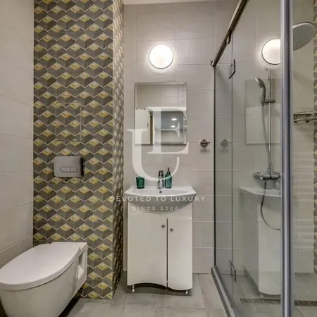 Geneva: A Charming Patio With Private Parking! * Sofia