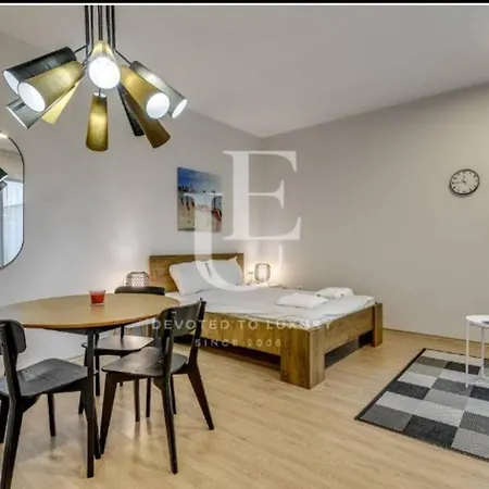 Apartment Geneva: A Charming Patio With Private Parking! Sofia